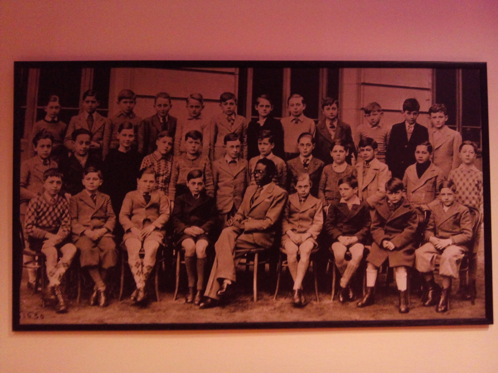 Photo de Léopold Sédar Senghor (1906-2001) avec des éléves du Lycée Descartes où il fut un temps professeur de Lettres classiques, avant de devenir le 1er président de la république démocratique du Sénégal, puis en France académicien reconnu "Prince des Poètes"