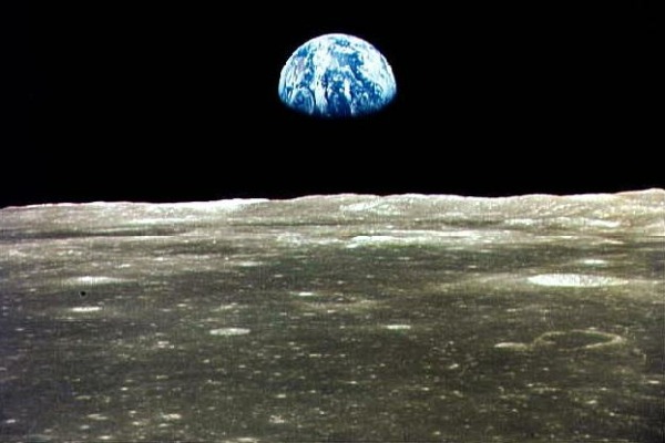 De la Terre à la Lune, voyage dans le temps: les missions Apollo en (milliers) images